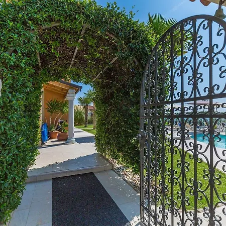 Appartamento Bezaubernde Fewo Direkt An Der Adria Mit 2 Pools, Klima, Wlan, Meerblick, Terrasse, Grill Und Parkplatz *