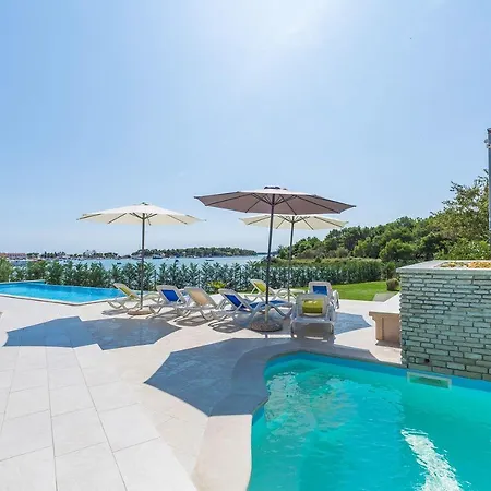 Appartamento Bezaubernde Fewo Direkt An Der Adria Mit 2 Pools, Klima, Wlan, Meerblick, Terrasse, Grill Und Parkplatz