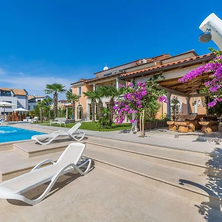 Bezaubernde Fewo Direkt An Der Adria Mit 2 Pools, Klima, Wlan, Meerblick, Terrasse, Grill Und Parkplatz Appartamento *