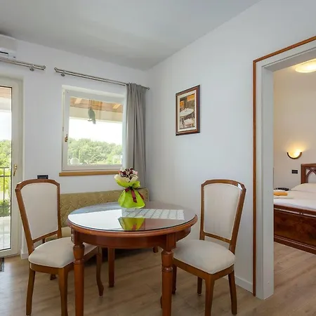 Appartamento Bezaubernde Fewo Direkt An Der Adria Mit 2 Pools, Klima, Wlan, Meerblick, Terrasse, Grill Und Parkplatz *