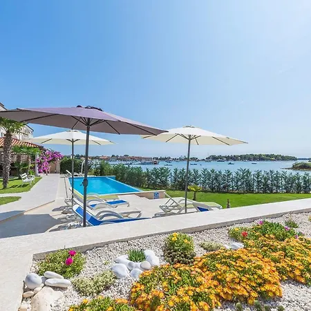 Appartamento Bezaubernde Fewo Direkt An Der Adria Mit 2 Pools, Klima, Wlan, Meerblick, Terrasse, Grill Und Parkplatz *
