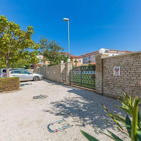 Appartamento Bezaubernde Fewo Direkt An Der Adria Mit 2 Pools, Klima, Wlan, Meerblick, Terrasse, Grill Und Parkplatz Medolino
