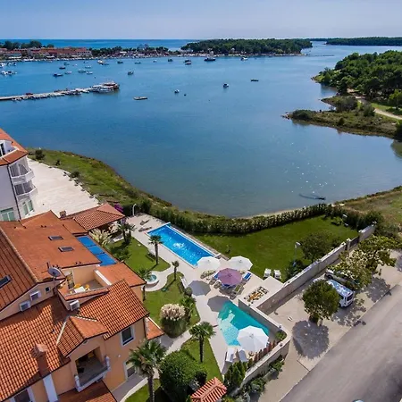 Bezaubernde Fewo Direkt An Der Adria Mit 2 Pools, Klima, Wlan, Meerblick, Terrasse, Grill Und Parkplatz Medolino