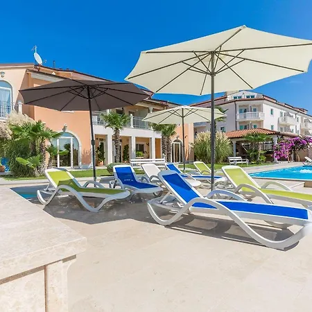 Appartamento Bezaubernde Fewo Direkt An Der Adria Mit 2 Pools, Klima, Wlan, Meerblick, Terrasse, Grill Und Parkplatz Medolino