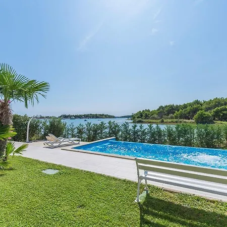 Bezaubernde Fewo Direkt An Der Adria Mit 2 Pools, Klima, Wlan, Meerblick, Terrasse, Grill Und Parkplatz Medolino